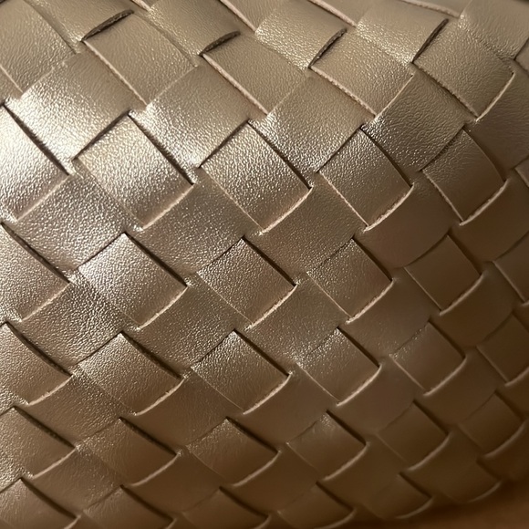 Tracy woven bag in gold color by Urbanexpressions - Picture 4 of 4